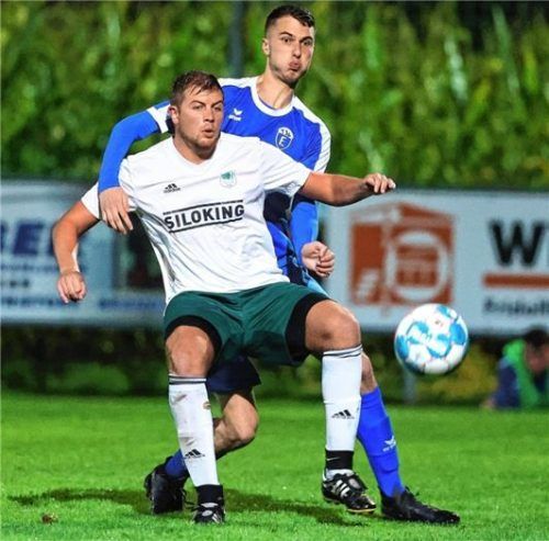 Der SV Kay holte im Heimspiel gegen Bad Endorf den ersten Punkt. Hier stemmt sich Kays Florian Bauer (vorne) gegen Endorfs Alexander Brandl.Foto Christian Butzhammer