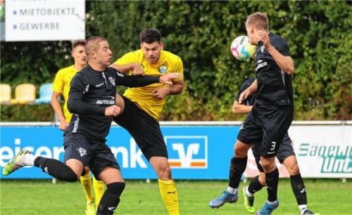 Die beiden Torschützen im Zweikampf: Dragisa Topic vom SBR (links) und Stefan Denk. Foto  Butzhammer