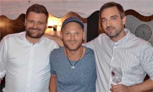 Die Besten im Herren-Einzel: (von links) Drittplatzierter Sebastian Kurz, Gewinner Vladi Jelcic und Zweitplatzierter Tim Fertinger bei der Siegesfeier.Foto Hoffmann