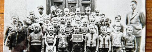 Die Erstklässler des Jahrgangs 1957/58 der Kolbermoorer Knabenschule mit ihrem Lehrer Klaus Dobler. Andreas Paukert steht in der vorletzten Reihe (Dritter von rechts) und Nik Kannengießer in der letzten Reihe (Dritter von links). Und damals schon ein „Mann“ der ersten Reihe war Paul Breitner (rechts).