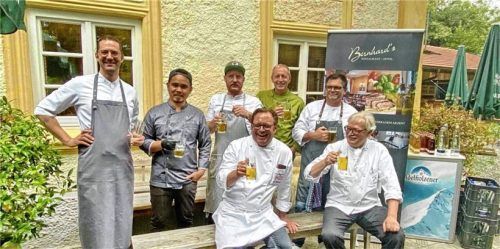 Die Gastgeber: (stehend, von links) Tobias Bernhard von der Schlosswirtschaft Wildenwart, Neil Sperber vom Lindners Bad Aibling, Florian Lerche von der Alpenrose, Michael Walchhofer vom Alpenhof Chiemgau und Achim Hack vom Gut Steinbach sowie (vorne sitzend) Wolfgang Pallauf vom Gasthof Zur Post und Peter Bernhard von Bernhard’s Hotel.