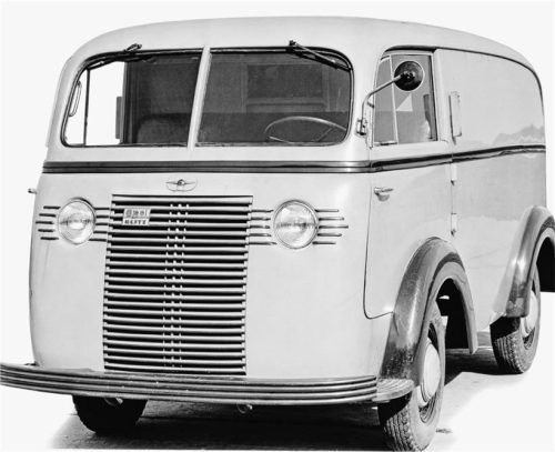Die historischen Aufnahmen zeigen einen wegweisend designten kompakten Opel Blitz-Transporter, der offenkundig fertig entwickelt und fahrbereit ist. Seinen progressiven Charakter erhält der Wagen durch die markante Front mit Art-Déco-Zierelementen. Sie betonen ausnahmslos die Horizontale und verleihen dem Nutzfahrzeug ein modernes und freundliches Gesicht. Foto GM