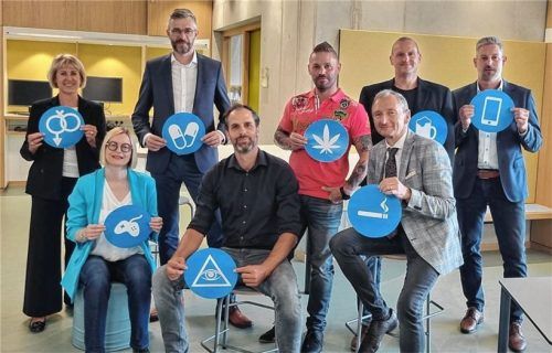 Die Partner des „Präventionsprojekts an Schulen“: (von links) Sigrid Rechenauer, Schulleiterin des Karolinen-Gymnasiums, Stephanie Schatt von der Schatt-Stiftung, Florian Zosseder, AOK Bayern, Neon-Geschäftsführer Benjamin Grünbichler, Michael Schönstein und (sitzend) Amtsleiter Christian Meixner, beide Amt für Kinder, Jugendliche und Familien, Hendrik Dithmar von der Firma Bensegger sowie Christian Latein, meine Volksbank Raiffeisenbank eG. Foto re