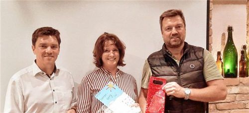 Die scheidende Abteilungsleiterin der Alpinen Steffi Spöck (Mitte) wurde vom Vorsitzenden Josef Huber (links) und ihrem Nachfolger Sebastian Maier verabschiedet. Foto re