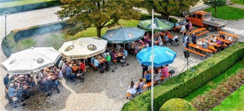 Die Senioren bei der Feier auf dem großen Platz vor dem Kaiserhof. Foto Klemmer