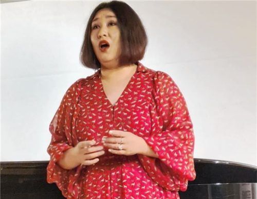 Die Sopranistin Qing Cai als Cio-Cio San in Puccinis Oper „Madame Butterfly“ im Saal der Sawallisch-Villa. Foto Giesen