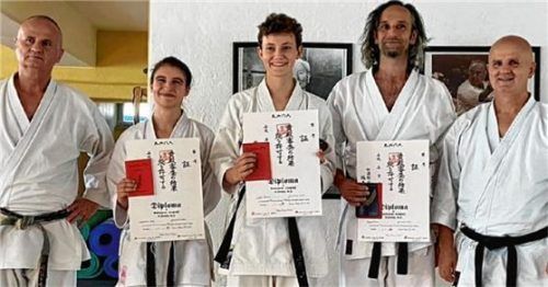 Die stolzen Prüflinge in Prien: Cassandra Lajko (3. Dan), Lee Fenner (1. Dan) und Florian Färber (4. Dan, von links) flankiert von den Prüfern Rade (links) und Pero Lazic (rechts).