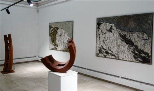 Die Verbindung von Skulptur und Malerei ergibt neue Sichtweisen.