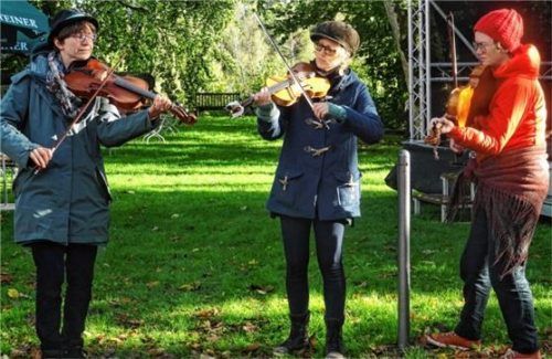 Die „Violins in Fusion“ stiegen spontan von der Bühne und „musizierten“ sich von Stand zu Stand. Foto Kloster Seeon