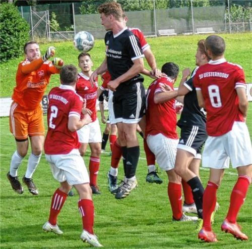 Die Vorgeschichte der Inzeller Führung: Westerndorfs Torhüter Simon Rott trifft mit seiner Abwehr einen Mitspieler, von dem der Ball ins Tor geht.Foto Helmuth Wegscheider