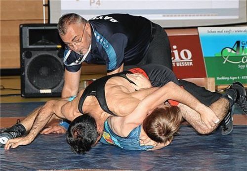 Drücken bis zum Schultersieg: TVT-Ringer Mikayil Mammadov beim Versuch, seinen Gegner Felix Eder aus Berchtesgaden zu schultern.Foto Andreas Wittenzellner