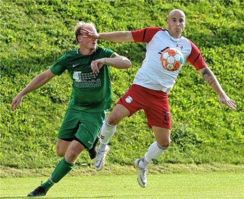 Duell der Torschützen: Engelsbergs Marc Abel ist vor Grünthals Philipp Asenbeck am Ball.Foto Gabi Zucker