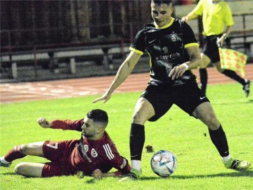 Ein Bild mit Symbolcharakter: Bojan Tanev und 1860 Rosenheim am Boden, der zweifache „Löwen“-Torschütze Mason Judge obenauf. Foto Franz Ruprecht
