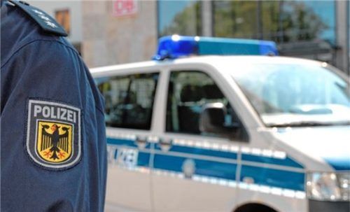 Ein Bundespolizist steht vor dem Bahnhofsgebäude in Rosenheim. Dort wurden Einsatzkräfte jetzt mehrmals zu Einsätzen mit Betrunkenen gerufen. Foto Bundespolizei