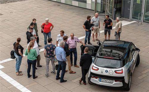 Ein eigenes Bild vom verleihbaren Elektroauto machten sich die Stadtratsmitglieder bereits vor der Sitzung Ende Juni, in der das Gremium dem Projekt zustimmte.Foto Thomae