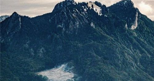 Ein grau-brauner Fleck in der Landschaft: Seit Jahren ist der Steinbruch am Heuberg ein Streitthema. Nußdorfs Bürgermeisterin Susanne Grandauer ist wegen des Naturschutzes und der zusätzlichen Belastung der Bevölkerung gegen die Erweiterung.Foto  Thomae
