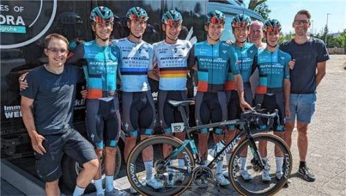 Ein Großteil des Team Auto Eder aus Raubling, das in Australien an den Start geht.