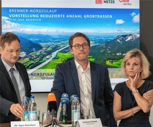 Ein nachdenkliches Gesicht machte MdB Daniela Ludwig 2019 bei der Pressekonferenz der Deutschen Bahn zur Vorstellung möglicher Trassenverläufe des Brenner-Nordzulaufs mit dem damaligen Bayerischen Verkehrsminister Hans Reichhart (links) und dem damaligen Bundesverkehrsminister Andreas Scheuer. Foto dpa