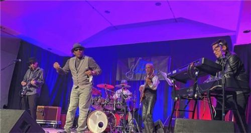 Eine großartige Show lieferten (von links) Jeffrey James Horan, Gitarre und Gesang, Di Carlo, Schlagzeug, Ramani Krishna, Bass und Gesang, sowie Carly Quiroz, Keyboards und Gesang, und dazwischen John Lee Hooker Jr.Foto Kirchner