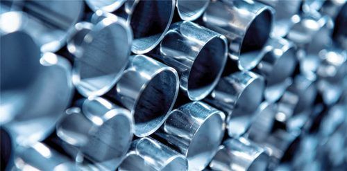 Eine Reihe von Betrieben im Tiefbau hat mit Produktionsausfällen zu kämpfen, weil Material wie Stahl oder Bitumen fehlt. Foto adobe stock/romaset