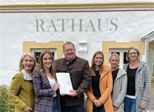 Einen Bürgerantrag mit 170 Unterschriften bekam Bürgermeister Stefan Adam von (von links) Tanja Franz, Katharina Tröber, Bianca Sponfeldner, Sabine Schmeisz und Katharina Bürger überreicht. Foto re