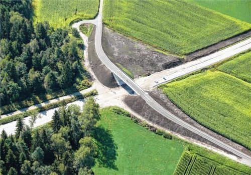 Einen problemlosen Übergang bietet die neue Brücke nahe Egarten über die Westtangente für alle Pendler, Radler und Fußgänger Foto Staatliches Bauamt Rosenheim, Schellmoser
