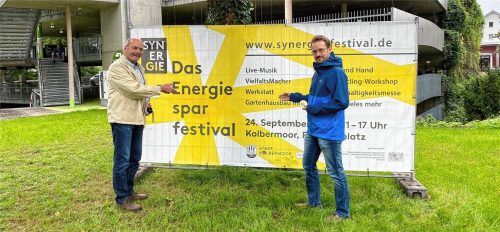 „Energiesparen kann richtig Spaß machen“ – das wollen der Klimaschutzmanager der Stadt Kolbermoor, Martin Roith (rechts), und Klaus Tschichholz nicht nur mit den vielfältigen Angeboten beim Synergie-Festival beweisen. Es soll auch ein Energiewendeverein gegründet werden. Mitmachen ist ausdrücklich erwünscht. Foto  Lagler