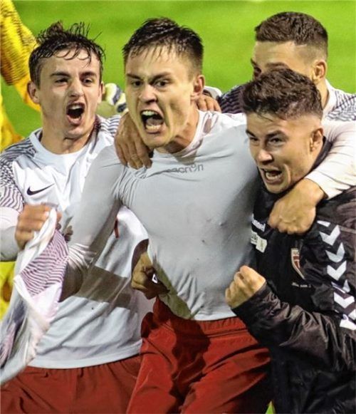 Entfesselte Buchbacher nach dem 3:2 durch Rocco Tavra (Mitte). Links Léon Schmit, rechts Moritz Sassmann und Aleks Petrovic dahinter. Foto Michael Buchholz