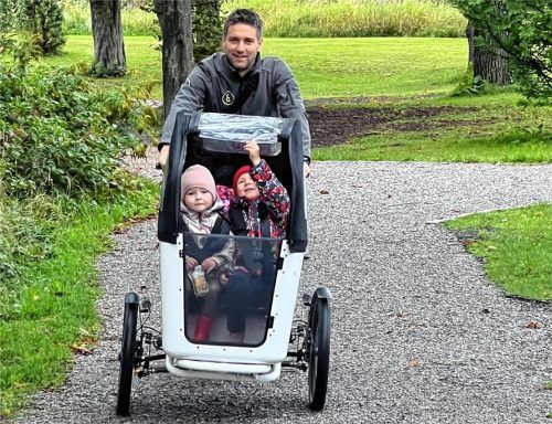 Entspannt auf dem Weg in die Kita: Florian Eisner und die beiden Töchter Johanna und Antonia lieben ihr Lastenrad. Foto  Privat
