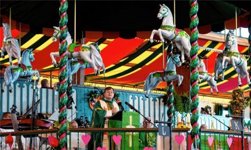 Er ist der Mann, der die Kirche aufs Volksfest bringt: Sascha Ellinghaus ist der Leiter der Zirkus- und Schaustellerseelsorger und hält seine Predigten unter anderem in Karussells. Foto dpa