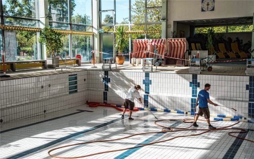 Es wird noch einige Wochen dauern, bis Schwimmer wieder ihre Bahnen im Mühldorfer Hallenbad ziehen können, derzeit laufen Überprüfungen und Vorbereitungsarbeiten. Einen Termin für die Eröffnung gibt es noch nicht.Foto  Mayer