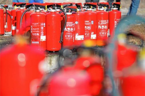 Feuerlöscher für Haushalt, Büro und Betriebe sind heute mit Pulver oder unbedenklichem Löschschaum gefüllt.Foto dpa