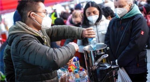 Flüchtlinge aus der Ukraine werden nach ihrer Ankunft von Mitarbeitern der Caritas und freiwilligen Helfern mit Lebensmitteln und Getränken versorgt.Foto dpa
