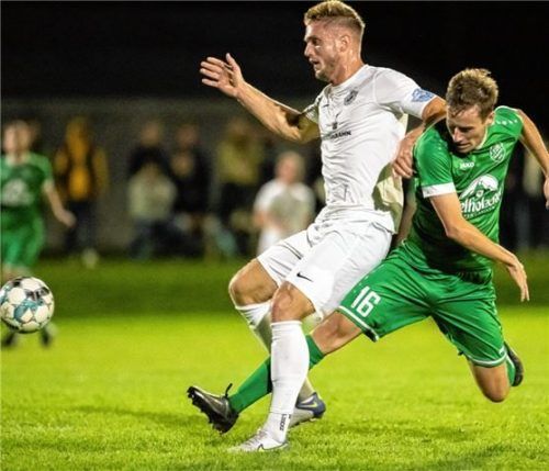 Freilassings Andreas Högler gegen den Siegsdorfer Florian Aigner (rechts). Am Ende gewann Freilassing mit 1:0. Foto Hans Weitz