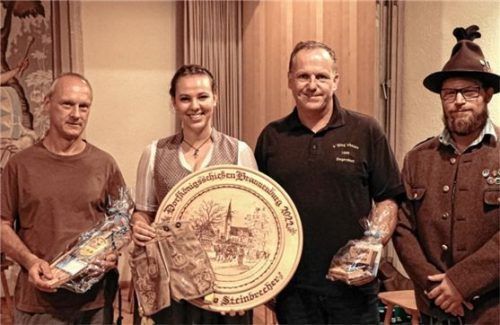 Freude über den Sieg: (von links) Wurstkönig Robert Kümmerle, Schützenkönigin Veronika Hahn, Drittplatzierter Georg Hartig. Es gratuliert Schützenmeister Alex Kustermann. Foto re