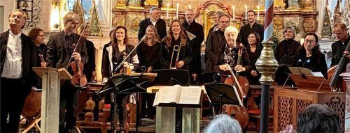 Freudig nimmt das Cantate Ensemble mit seinem Leiter Andreas Legath (links) den herzlichen Applaus entgegen. Foto Janka