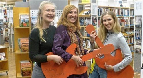 Freuen sich auf den „Secret Music Walk“: Die beiden Stadtführerinnen Viola Spatzier und Sarah Fischbacher sowie Petra Lausecker (Mitte) von der Stadtbibliothek Rosenheim. Foto Stadtbibliothek