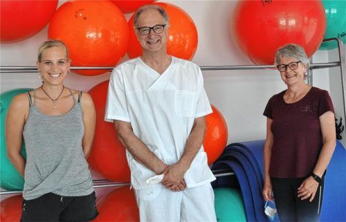 Freuen sich, dass die eigenständige Gruppe von Kopfschmerz- und Migränepatienten so gut gelaufen ist: (von links)Lisa Maier, Dr. Hans-Helmut Gockel und Roswitha Schaaf. Foto  Schwarz