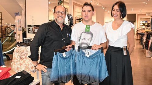 Freuen sich über die erste Inklusionsausbildung: (von links) Stefan Petzold von der Diakonie Rosenheim, der Auszubildende Bene und C&A-Filiale-Leiterin Sophia Adlberger. Foto Peter Schlecker