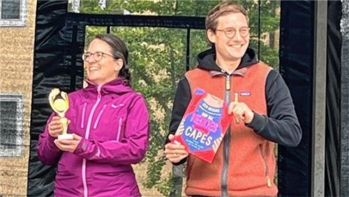 Für die Pauline-Thoma-Schule nahmen (von links) Susanne Jägerbauer und Max Mank den Pokal für das radelaktivste Team entgegen. Fotos  Gerlach