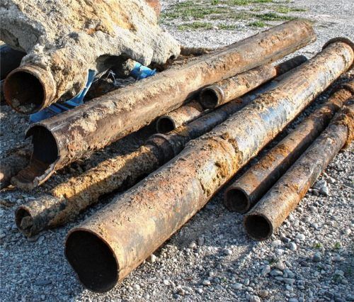 Funde bei der aktuellen Stadtplatzsanierung: Alte Wasserrohre von 1928. Foto Jani
