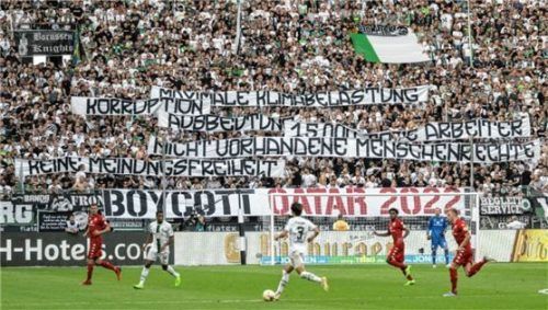 Fußball-Fans von Mönchengladbach rufen zum Boykott der WM 2022 in Katar auf. Foto dpa