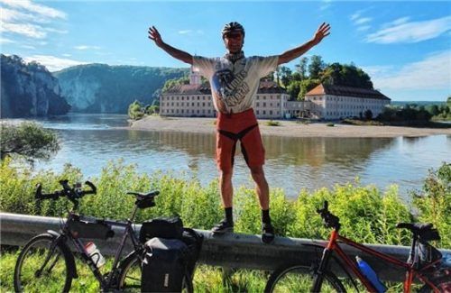 Gerhard Forster freut sich, bei Bilderbuchwetter vor Kloster Weltenburg zu stehen.