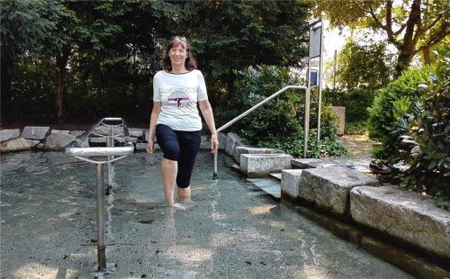 Gertraud Jerger beim Wassertreten in der Kneippanlage im Riedergarten. Foto Karius
