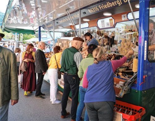 Große Bürsten, kleine Bürsten, Bürsten mit langem Stiel: Gleich mehrere Marktbesucher betrachteten die Warenauslage von Xaver Michl.