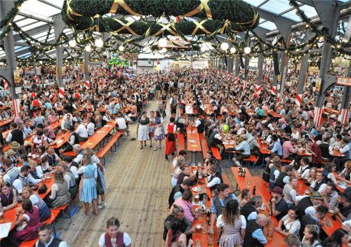 Gut besucht: das Flötzinger-Zelt auf dem Rosenheimer Herbstfest. Die meisten Besucher haben sich laut Polizei auch am Sonntag friedlich verhalten. Foto Schlecker