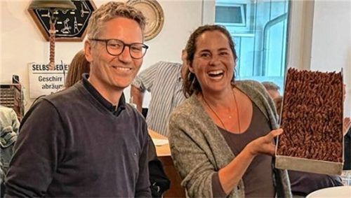 Gute Stimmung im SCCF: Carina Pöbing mit Datschi, überreicht vom Ersten Vorstand Markus Speckbacher.Foto re