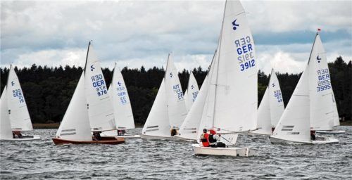 Guter Segelwind herrschte am letzten Tag der deutschen Kielzugvogelmeisterschaft auf dem Simssee. Foto  Gerhard Niessen