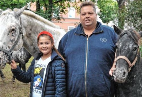 Hängen an ihren Pferden: Ronny Kaiser, Betreiber der Reitbahn, und seine Tochter Josephine.