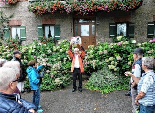 Hans Demberger bei seiner Dorfführung vor dem einstigen Mesnerhof am Grünthalweg 2 in Pang.Foto Knarr